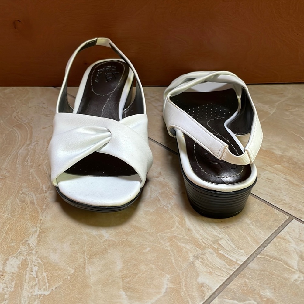 NWOT Life Stride Soft System White Toe Sandal, Size 8M
